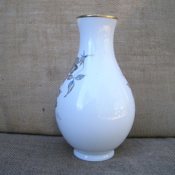 Vintage Kaiser Floral Design Porcelain Vase - Picture 3 of 16